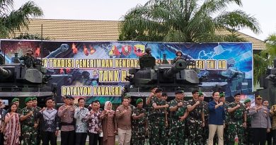 Sinergitas TNI POLRI, Personel Batalyon C Pelopor Brimob Kaltim Hadiri Acara Tradisi Penerimaan Alutista Tempur Baru di Mako Batalyon Kavaleri 13/SL