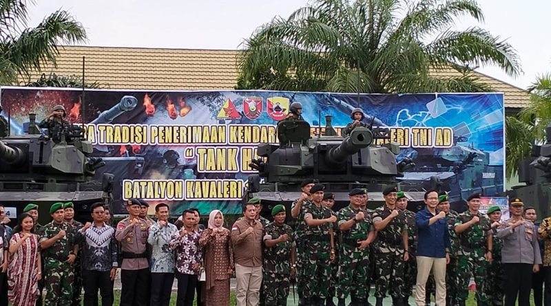 Sinergitas TNI POLRI, Personel Batalyon C Pelopor Brimob Kaltim Hadiri Acara Tradisi Penerimaan Alutista Tempur Baru di Mako Batalyon Kavaleri 13/SL