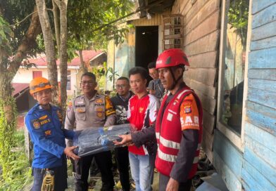 Respon Cepat Brimob Kaltim Evakuasi Pohon Tumbang Timpa Rumah Warga di Sumberejo Balikpapan