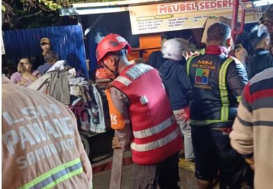 Sigap, Tim Respons Bencana Brimob Bantu Evakuasi Kebakaran di Samarinda