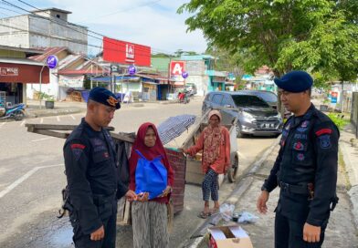 Batalyon A Pelopor Tebar Kebaikan, Salurkan Bantuan Jumat Berkah di Balikpapan Selatan