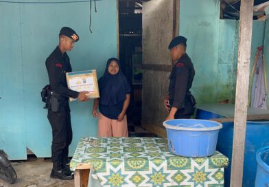 Kompi 2 Batalyon C Pelopor Hadirkan Jumat Berkah, Salurkan Sembako di Tanah Grogot