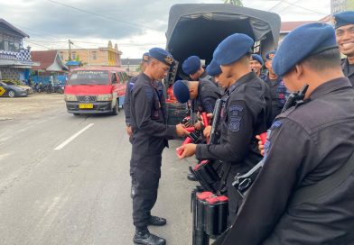 Kawal Sidang Vonis Kasus Muara Komam, Brimob Paser Pastikan PN Tanah Grogot Kondusif