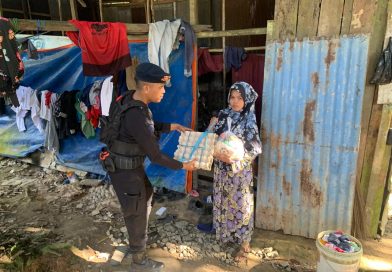 Bakti Brimob Untuk Negeri, Personel Kompi 1 Batalyon C Pelopor Salurkan Bantuan di Balikpapan Utara