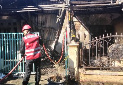 Gerak Cepat, Tim Respons Bencana Brimob Bantu Padamkan Kebakaran Di Perum BDS 2 Balikpapan