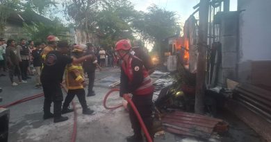 Aksi Sigap Brimob Padamkan Kebakaran di Bangun Reksa Balikpapan Utara