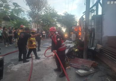 Aksi Sigap Brimob Padamkan Kebakaran di Bangun Reksa Balikpapan Utara