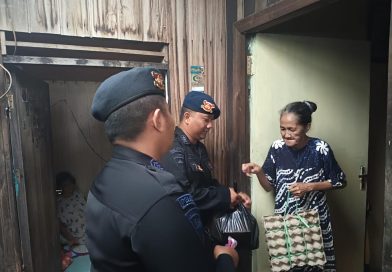 Batalyon B Pelopor Satbrimob Polda Kaltim Salurkan Bantuan Bapokting di Samarinda Seberang