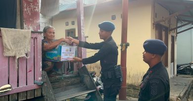 Wujud Kepedulian, Batalyon A Pelopor Satbrimob Polda Kaltim Salurkan Bantuan Bapokting di Balikpapan Barat