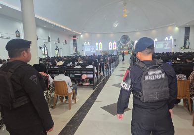 Pastikan Ibadah Minggu Berjalan Khidmat, Personel Batalyon B Pelopor Brimob Polda Kaltim Amankan Sejumlah Gereja di Samarinda
