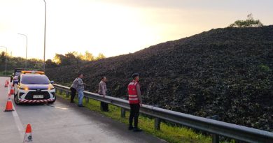 Respon Cepat Laporan Warga, Tim Patroli Batalyon C Pelopor Brimob Kaltim Padamkan Kebakaran Lahan di Balikpapan Utara