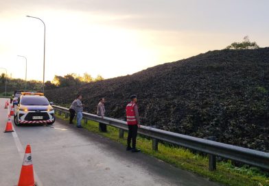 Respon Cepat Laporan Warga, Tim Patroli Batalyon C Pelopor Brimob Kaltim Padamkan Kebakaran Lahan di Balikpapan Utara
