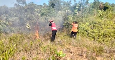 BRIMOB GERAK CEPAT PADAMKAN KEBAKARAN LAHAN DI PERUMAHAN ROLITA BALIKPAPAN SELATAN