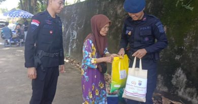 Salurkan Bantuan Kemanusiaan, Kompi 3 Batalyon C Pelopor Brimob Kaltim Sambangi Warga di Berau