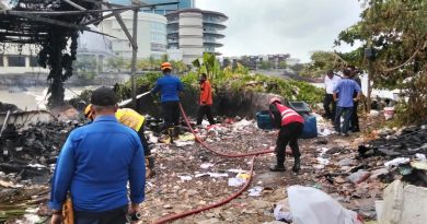 Api Sampah Membesar Di Ruko Bandar, Brimob Kaltim Gerak Cepat Padamkan