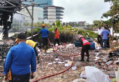 Api Sampah Membesar Di Ruko Bandar, Brimob Kaltim Gerak Cepat Padamkan